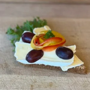 Snitt med brie og druer
