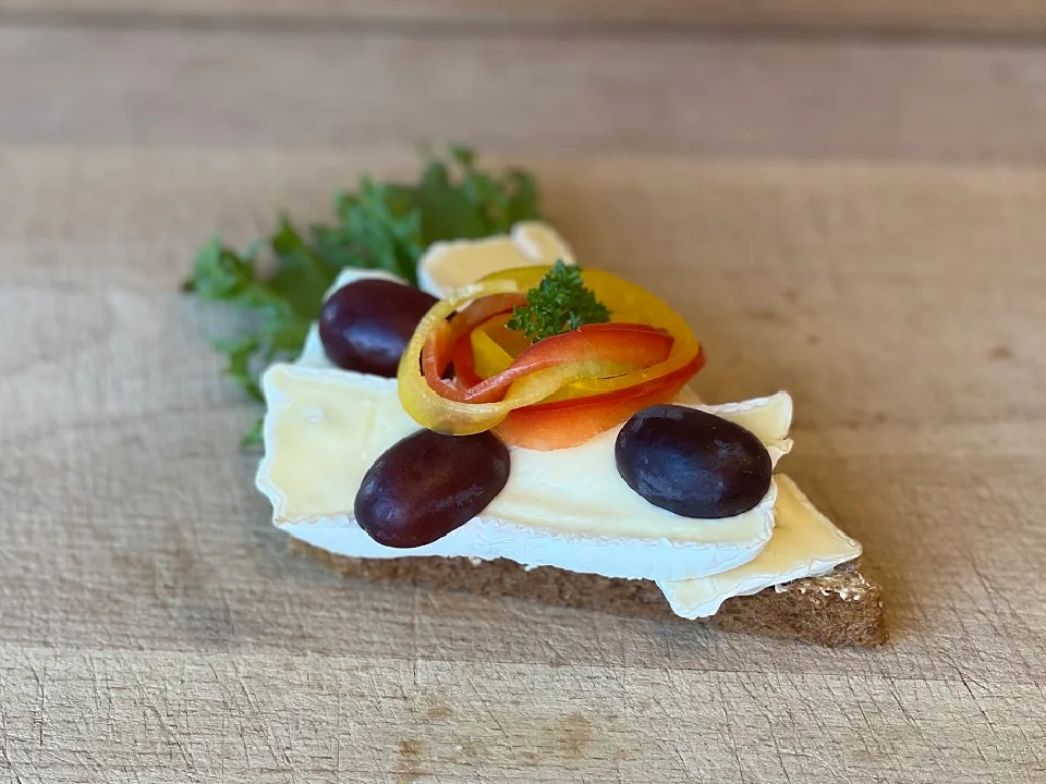 Snitt med brie og druer