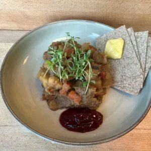 Brun lapskaus med storfekjøtt og rotgrønnsaker