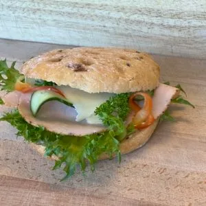 Olivenbrød med kyllingpastrami og edamer