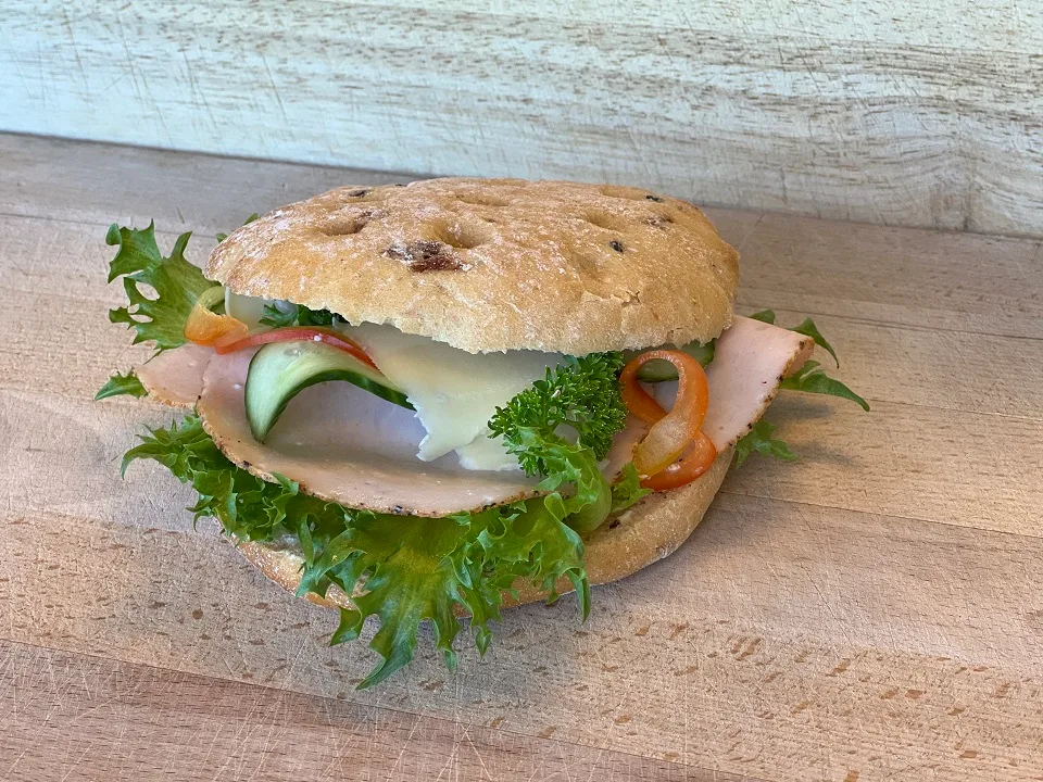 Olivenbrød med kyllingpastrami og edamer