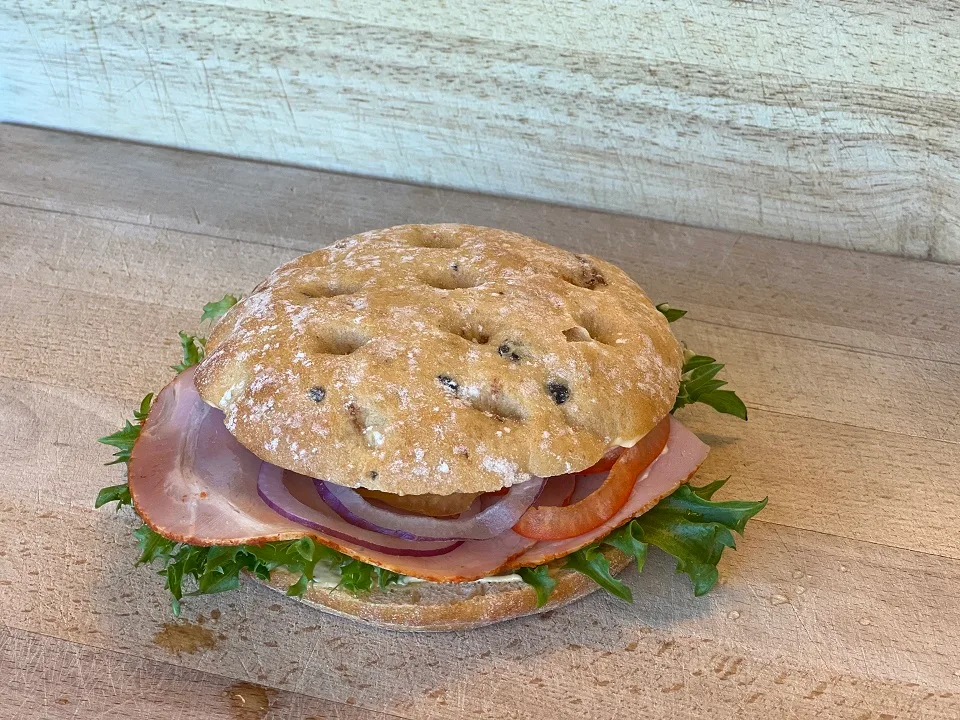 Olivenbrød med saunaskinke og chilimajones