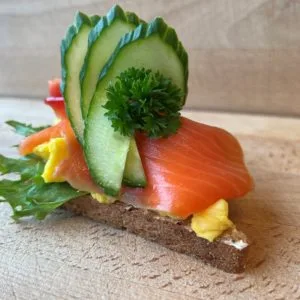 Snitt med røkt ørret og eggerøre