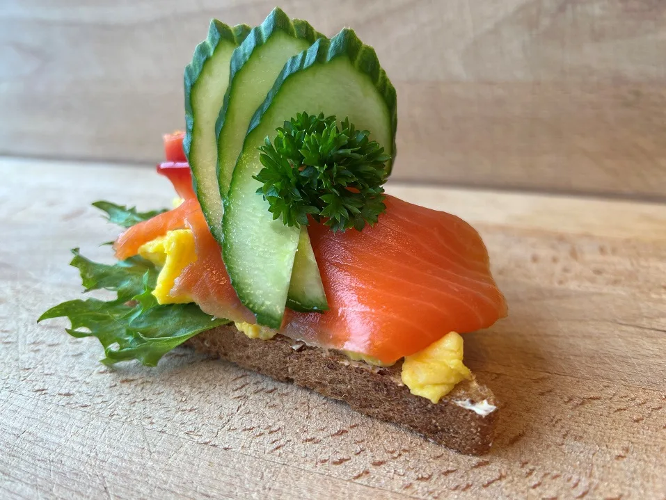 Snitt med røkt ørret og eggerøre