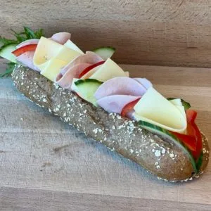 Baguette med ost og skinke