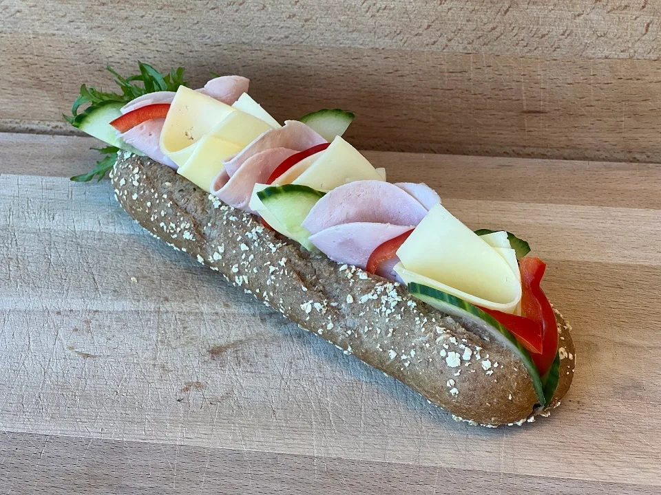 Baguette med ost og skinke