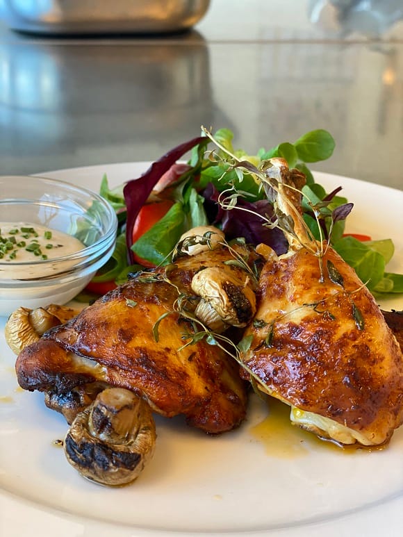 aker hos Tangent Glutenfritt Bakeri på Nauen holder en glutenfri bløtkake med marsipantrekk og blomsterpynt